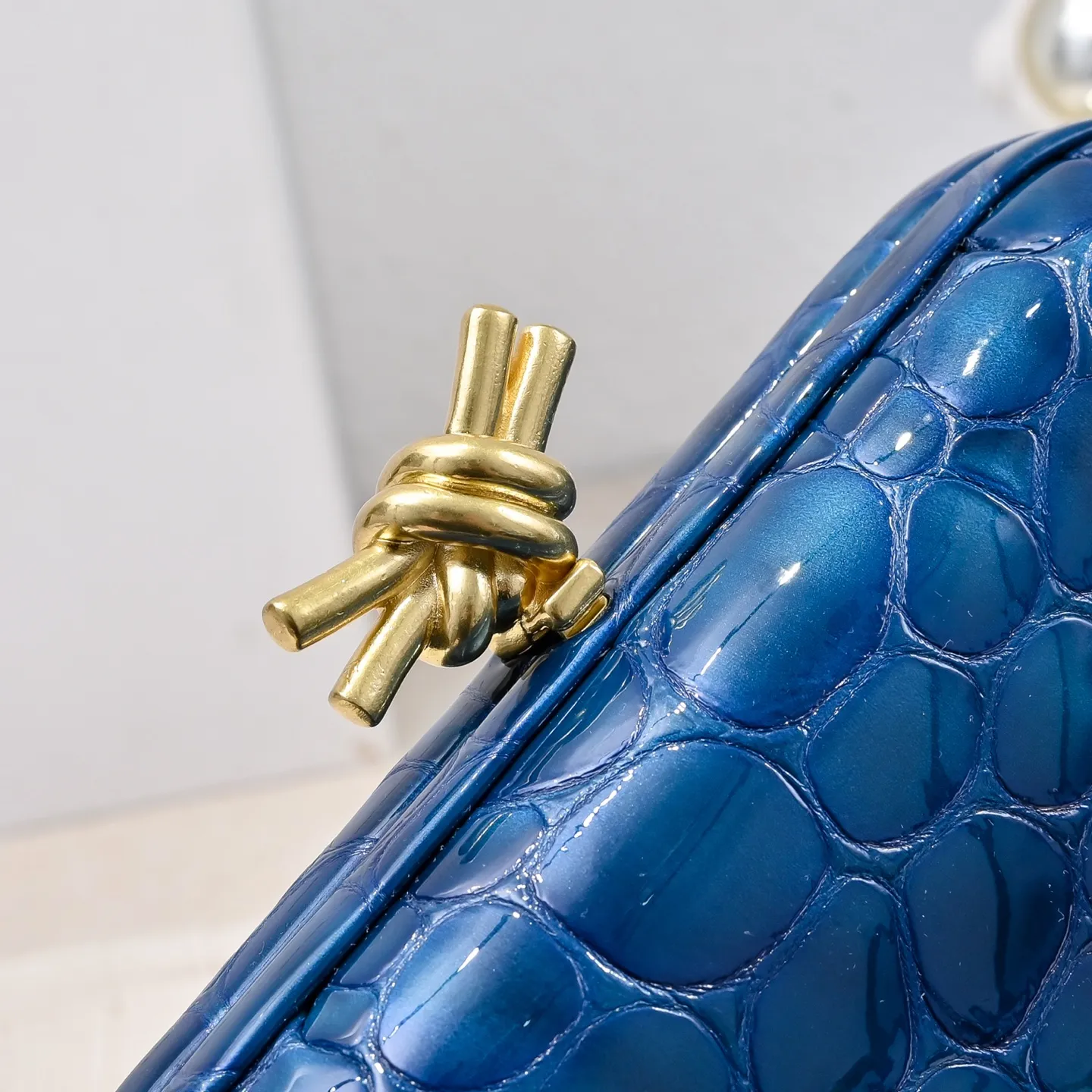 Batch 1560 #BV Knot pearlescent crocodile pattern evening bag series 🐊 Each bag reveals exquisiteness and elegance. It is made of crocodile leather with knot buckle. The leather feels super good and is unforgettable. 🐊 Crocodile pattern is a classic among classics. It looks high-end whenever you take it out ⭐️ The design is small and exquisite, low-key without logo, elegant and generous. Holding it in your hand or hanging it on your wrist will make you look more elegant and charming [Fireworks] Model: 717622 Size: 20x12x5.5